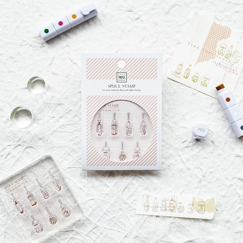 MU Clear Stamp Set 2040 Little Jars. 7 transparent silicone stamps featuring vintage glass jars and apothecary bottles for artistic journaling. Lot de tampons transparents MU 2040 Little Jars. 7 tampons en silicone illustrant des bocaux en verre et des bouteilles d'apothicaire rétro.