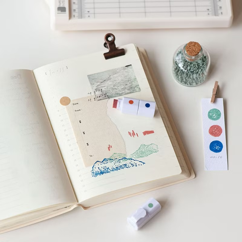 MU Inky Pen 10 Aged Scroll Hue. A 3-in-1 pen-style oil-based ink pad with Lake Green, Bookish Red, and Ink Blue colors for stamping. Stylo encreur MU Inky Pen 10 Aged Scroll Hue. Un encreur à l'huile 3-en-1 style stylo avec les couleurs Vert Lac, Rouge Livre et Bleu Encre.