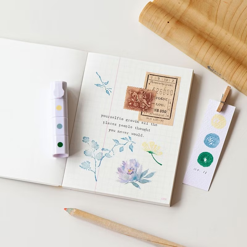 MU Inky Pen 11 Reed Lakeside Hue. A portable 3-color oil-based stamp pad pen featuring Reed Yellow, Lake Blue, and Moss Green. Stylo encreur MU Inky Pen 11 Reed Lakeside Hue. Un encreur à l'huile portable 3-en-1 avec les couleurs Jaune Roseau, Bleu Lac et Vert Mousse.