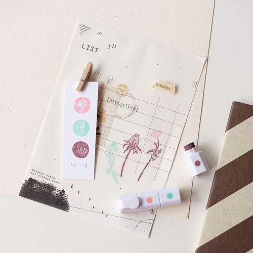 MU Inky Pen 13 Morning Feather Hue. A 3-in-1 pen-style oil-based stamp pad featuring Dawn Peach, Morning Blue, and Dawn Brown. Stylo encreur MU Inky Pen 13 Morning Feather Hue. Un encreur à l'huile 3-en-1 style stylo avec les couleurs Pêche de l'Aube, Bleu Matin et Brun de l'Aube.