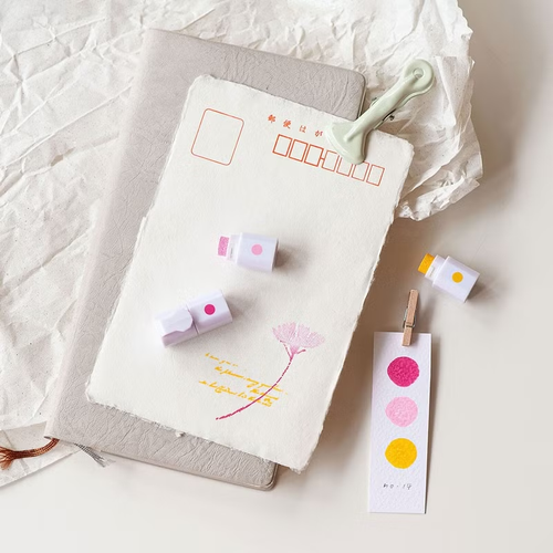 MU Inky Pen 14 Berry Bliss Hue. A 3-in-1 pen-style oil-based stamp pad featuring Ripe Berry Red, Sakura Pink, and Dawn Yellow. Stylo encreur MU Inky Pen 14 Berry Bliss Hue. Un encreur à l'huile 3-en-1 style stylo avec les couleurs Rouge Baie, Rose Sakura et Jaune de l'Aube.