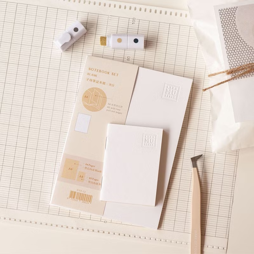 MU Collage Notebook Set Blank Edition. A minimalist set including a blank A6 journal with pull-out pages and a mini A8 pocket notebook for paper crafts. Lot de carnets de collage MU édition vierge. Un ensemble minimaliste comprenant un carnet A6 vierge avec pages dépliantes et un mini carnet A8.