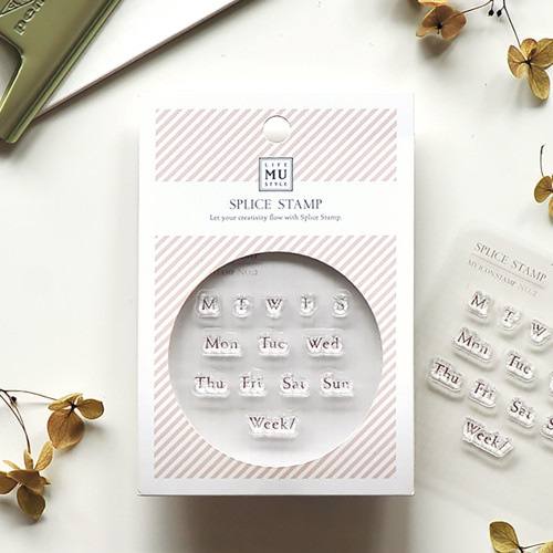 MU Clear Stamp Set 2002 Days of the Week. 13 transparent silicone stamps featuring typewriter-style weekdays and calendar icons. Lot de tampons transparents MU 2002 Jours de la semaine. 13 tampons en silicone avec jours au style machine à écrire et icônes de calendrier.