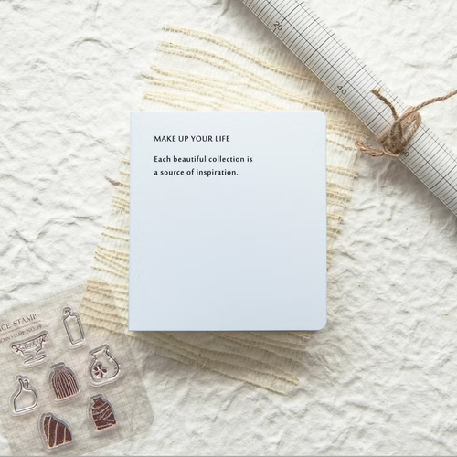 MU Clear Stamp Storage Book in White. A compact 12-pocket album for organizing crystal stamps, stickers, and small stationery items. Carnet de rangement pour tampons MU en Blanc. Un petit album à 12 pochettes pour organiser les tampons transparents et petits souvenirs.