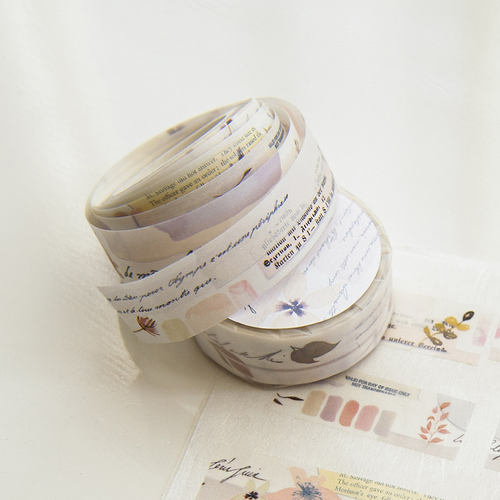 MU Shape Tear Washi Tape 02 Petal Journal. A roll of 1.5cm perforated washi tape featuring delicate floral petals and botanical leaf shadows for journaling. Ruban Washi MU Shape Tear 02 Petal Journal. Un rouleau de ruban adhésif japonais perforé de 1,5 cm avec des pétales de fleurs et des ombres de feuilles botaniques.