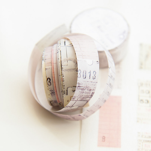 MU Shape Tear Washi Tape 04 Blur Ticket. A roll of 1.5cm perforated washi tape featuring vintage ticket stubs and blurred postal motifs for journaling. Ruban Washi MU Shape Tear 04 Blur Ticket. Un rouleau de ruban adhésif japonais perforé de 1,5 cm avec des tickets vintage et des motifs postaux flous.