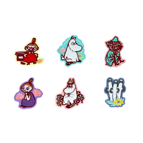 Sun-Star x Moomin Blind Box Embroidery Pin Badge. One surprise mystery pack containing a random soft, 3D textured character pin. Badge brodé boîte mystère (Blind Box) Sun-Star x Moomin. Un pin's surprise aléatoire en broderie texturée 3D d'un personnage Moomin.