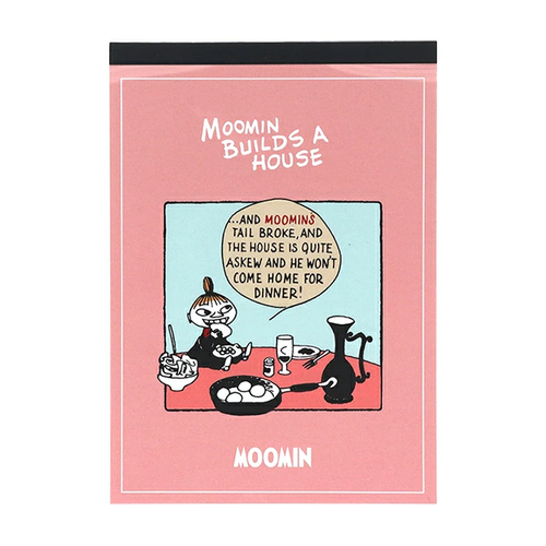 Sun-Star x Moomin A6 Memo Pad featuring "Moomin Builds a House" comic art. A pink-themed notepad with a clear PET cover and 4 alternating colorful designs. Bloc-notes A6 Sun-Star x Moomin illustré par "Moomin construit une maison". Un carnet rose avec couverture PET et 4 designs colorés alternés.
