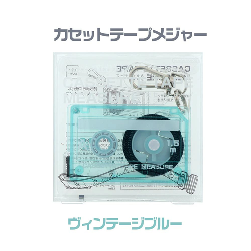 Sun-Star Cassette Tape Measure in Vintage Blue. A retro teal-blue cassette-shaped 1.5-meter retractable measuring tape with a keychain. Mètre ruban Cassette Sun-Star en Vintage Blue. Un mètre ruban rétractable de 1,5 mètre en forme de cassette rétro bleu canard avec porte-clés.