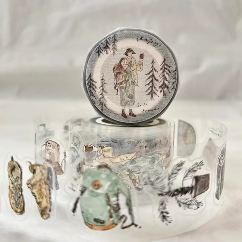 Pion Die-Cut PET Tape Solo Travel. A 3cm wide glossy transparent tape featuring illustrated girls traveling alone, luggage, and cozy travel scenes with pre-cut edges. Ruban adhésif PET découpé Pion Solo Travel (獨旅). Un ruban transparent brillant de 3 cm illustrant des filles voyageant seules avec des bords prédécoupés.