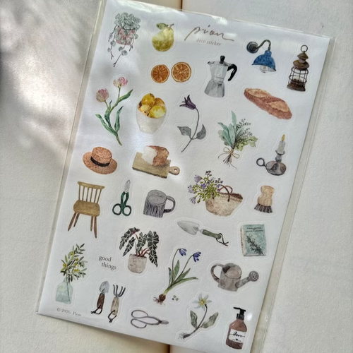 Pion Washi Sticker Sheet Little Things (小物集). A 10x15cm washi paper sticker sheet with pre-cut illustrations of daily objects, plants, and characters in a soft artistic style. Planche de stickers en papier Washi Pion Little Things (小物集). Une planche de stickers prédécoupés de 10x15 cm représentant des objets du quotidien et des plantes dans un style illustré.