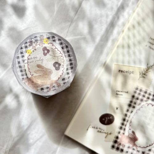 Pion Tracing Paper Tape Poem of the Forest. A 4.5cm wide translucent vellum tape featuring 8 different forest-themed memo frames and botanical illustrations. Ruban adhésif en papier calque Pion Poem of the Forest (森の詩). Un ruban translucide de 4,5 cm avec 8 cadres mémo sur le thème de la forêt.