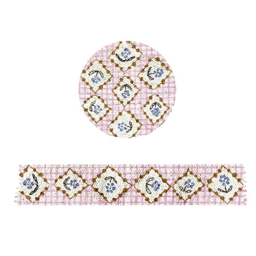 Pion Washi Deco Tape Myosotis. A 1.5cm wide washi tape with shaped edges featuring a continuous row of illustrated blue forget-me-not flowers. Ruban adhésif Washi déco Pion Myosotis (勿忘草). Un ruban de 1,5 cm aux bords découpés illustrant une rangée de fleurs de myosotis bleues.