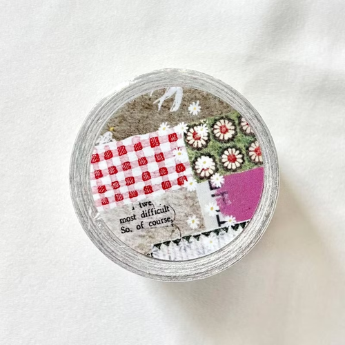 Pion Washi Tape Spring. A 3cm wide washi tape featuring a patchwork collage of floral illustrations and textile patterns in warm spring colors. Ruban adhésif Washi Pion Spring (春野小徑). Un ruban de 3 cm de large présentant un collage patchwork d'illustrations florales et de motifs textiles dans des tons printaniers chauds.