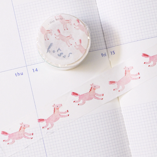dodolulu Horses itsy bitsy Washi Tape. A 2cm wide Japanese washi tape roll featuring hand-drawn illustrations of gentle ponies and girls in soft watercolor tones. Ruban adhésif Washi dodolulu Horses itsy bitsy. Un ruban de 2 cm de large illustrant des poneys et des jeunes filles dans des tons aquarelle doux, sans papier protecteur.