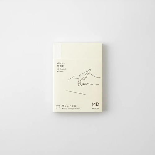 MIDORI MD Notebook A7 Blank. A minimalist, pocket-sized cream notebook with completely plain, unruled pages and an exposed thread-stitched spine. Carnet MIDORI MD Notebook A7 Blank. Un carnet de poche minimaliste couleur crème avec des pages entièrement blanches et une reliure cousue apparente.