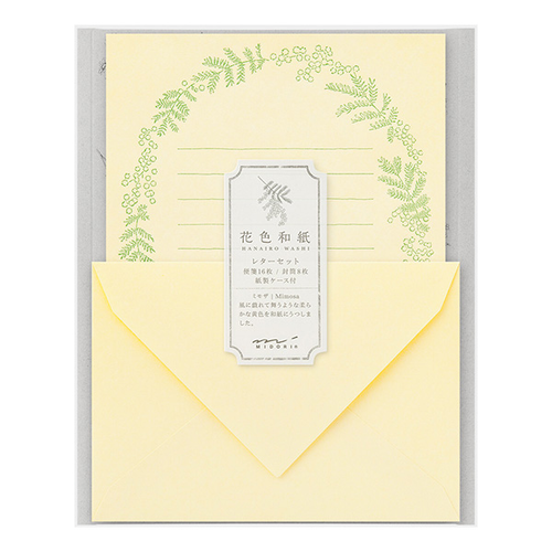 MIDORI Hanairo Washi Letter Set Mimosa. A premium stationery set featuring soft yellow Echizen washi paper with letterpress-printed mimosa flowers and matching envelopes. Ensemble de correspondance MIDORI Hanairo Washi Mimosa. Un set de papeterie en papier washi Echizen jaune doux avec des mimosas imprimés en typographie et des enveloppes assorties.