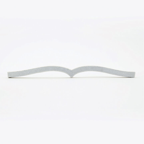 KOKUYO Paperweight Bookmark in Matte Grey. A long, slim V-shaped iron bar placed on the center of an open book to hold it flat. Marque-page presse-papier KOKUYO en gris mat. Une longue barre de fer fine en forme de V posée au centre d'un livre ouvert pour le maintenir plat.