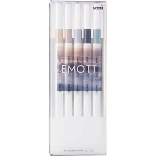Uni EMOTT 5-Color Marker Set No. 9 Nuance. Five minimalist white fineliners (Ecru, Ash Rose, Sea Fog, Slate Blue, Saxe Blue) in a standing plastic case. Lot de 5 feutres Uni EMOTT No. 9 Nuance. Cinq feutres minimalistes blancs (Ecru, Ash Rose, Sea Fog, Slate Blue, Saxe Blue) dans un étui de présentation.