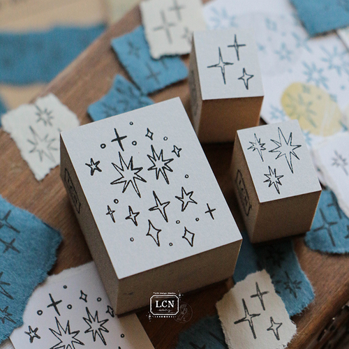 Lin Chia Ning "Hand-Drawn Stars M" Rubber Stamp Set. A set of three wooden-backed stamps featuring intricate star clusters in two sizes. Set de tampons en caoutchouc Lin Chia Ning "Hand-Drawn Stars M". Un lot de trois tampons en bois avec des amas d'étoiles complexes en deux tailles.