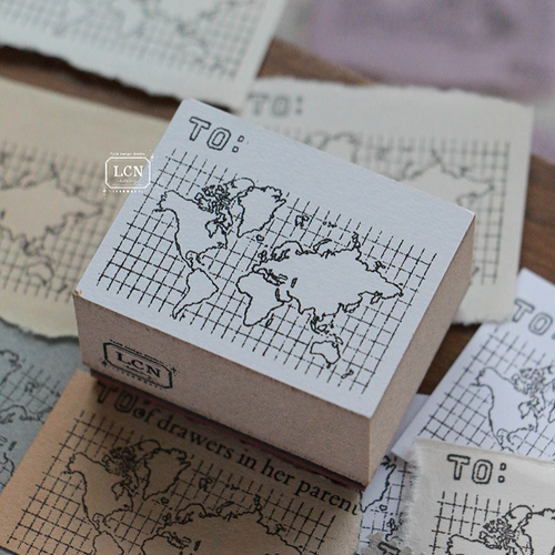 Lin Chia Ning "World Map" Rubber Stamp. A highly detailed vintage-style world map mounted on a wooden handle. Tampon en caoutchouc Lin Chia Ning "Carte du Monde". Une carte du monde de style vintage très détaillée, montée sur un manche en bois.