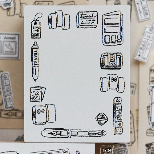 Lin Chia Ning "Travel 3" Rubber Stamp. A large 6.5x5cm vintage-style frame stamp featuring illustrations of washi tape, fountain pens, and ink pads. Tampon en caoutchouc Lin Chia Ning "Voyage 3". Un grand tampon cadre vintage de 6,5x5cm illustré de rubans washi, stylos-plumes et encreurs.