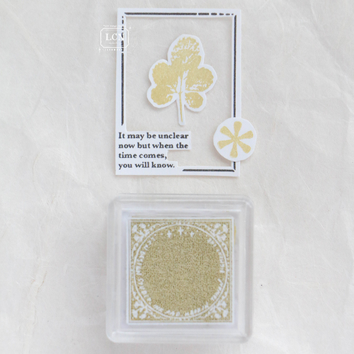 Lin Chia Ning "Warm Glow" Four Seasons Ink Pad. A small square ink pad in a soft, pale yellow color for delicate and artistic stamping. Encreur Lin Chia Ning "Warm Glow" de la série Quatre Saisons. Un petit tampon encreur carré de couleur jaune pâle pour des impressions délicates.