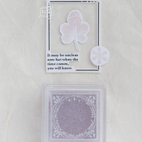 Lin Chia Ning "Frost Sakura" Four Seasons Ink Pad. A small square ink pad in a muted, pale purple color for subtle and artistic stamping. Encreur Lin Chia Ning "Frost Sakura" de la série Quatre Saisons. Un petit tampon encreur carré de couleur violet pâle pour des impressions délicates.