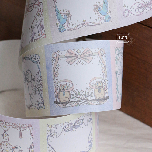 A 5cm wide roll of sticky memo tape by Lin Chia Ning featuring illustrations of various birds and flowing ribbons. Un rouleau de ruban mémo adhésif de 5 cm de large par Lin Chia Ning, illustré de divers oiseaux et de rubans fluides.