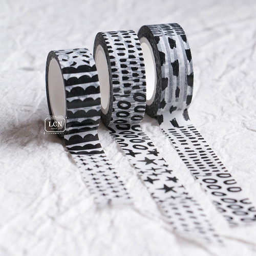 A 1.5cm wide washi tape by Lin Chia Ning featuring detailed hand-drawn patterns in black and white. Un ruban washi de 1,5 cm de large par Lin Chia Ning, avec des motifs détaillés dessinés à la main en noir et blanc.
