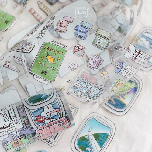 A 6cm wide kiss-cut PET tape by Lin Chia Ning featuring travel-themed illustrations like airplane windows, luggage, and passports. Un ruban PET "kiss-cut" de 6 cm de large par Lin Chia Ning, illustré sur le thème du voyage : hublots d'avion, bagages et passeports.