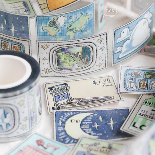 A 3.5cm wide clear PET tape by Lin Chia Ning featuring travel illustrations like airplane windows, weather icons, and luggage. Un ruban PET transparent de 3,5 cm de large par Lin Chia Ning, illustré de motifs de voyage comme des hublots d'avion, des icônes météo et des bagages.