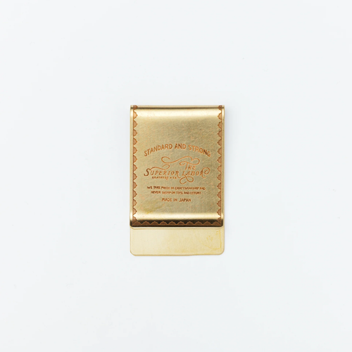 THE SUPERIOR LABOR Paper Clip. A large, industrial-style solid brass paper clip with a vintage finish, ideal for organizing journals and documents. Trombone THE SUPERIOR LABOR. Un grand trombone en laiton massif de style industriel avec une finition vintage, idéal pour organiser journaux et documents.