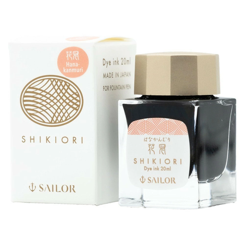 Sailor Shikiori Hanakanmuri 20ml fountain pen ink bottle. A square glass bottle with a minimalist label featuring soft pink and subtle lavender-toned brush strokes. Flacon d'encre pour stylo plume Sailor Shikiori Hanakanmuri 20ml. Un petit flacon carré en verre avec une étiquette minimaliste illustrant des touches rose tendre et lavande.