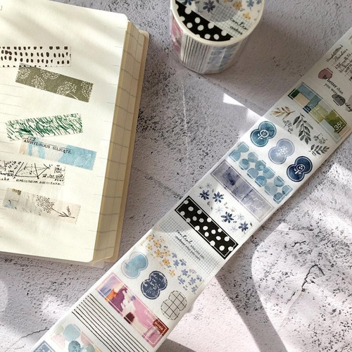 Pion Die-Cut Washi Tape - Paragraph (5cm). A roll of premium kiss-cut Japanese washi tape featuring literary paragraph segments and gourd-shaped vintage text designs on matte textured paper. Ruban washi découpé Pion - Paragraph (5cm). Un rouleau de ruban washi japonais premium kiss-cut avec segments de paragraphes littéraires et motifs en forme de calebasse sur papier texturé mat.