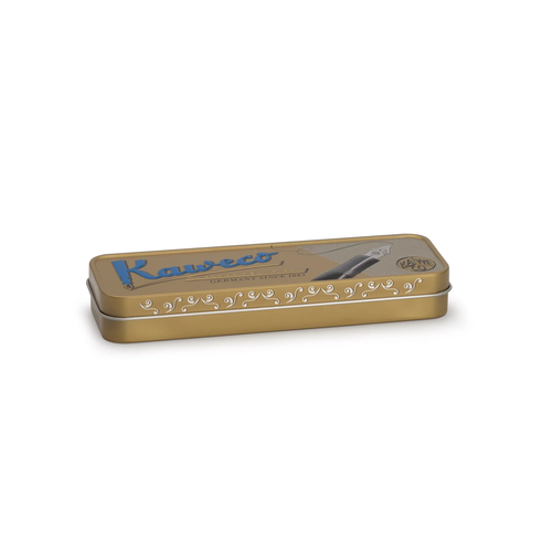 Kaweco Tin Box Nostalgic Long edition. A rectangular metallic gold gift tin featuring vintage 1950s style embossed branding and a tight-fitting lid next to full-length pens. / Boîte métallique Kaweco Nostalgic format Long. Un coffret cadeau rectangulaire doré de style rétro orné d'un logo gaufré vintage des années 1950 posé à côté de stylos de taille standard.