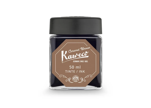 Kaweco Caramel Brown 50ml fountain pen ink bottle. A heavy, clear glass inkwell with an airtight black screw cap, showing a rich, warm brown ink inside. / Encrier d'encre pour stylo-plume Kaweco Caramel Brown 50ml. Un flacon en verre épais transparent muni d'un capuchon à vis noir étanche, révélant une encre marron chaude et riche.