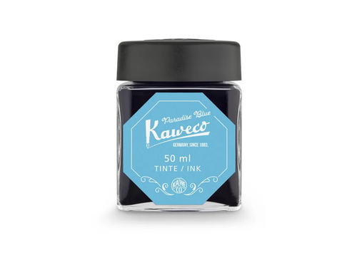 Kaweco Paradise Blue 50ml fountain pen ink bottle. A heavy, clear glass inkwell with an airtight black screw cap, showing a vibrant, bright turquoise blue ink inside. / Encrier d'encre pour stylo-plume Kaweco Paradise Blue 50ml. Un flacon en verre épais transparent muni d'un capuchon à vis noir étanche, révélant une encre bleu turquoise éclatante et lumineuse.