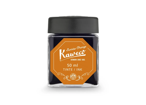 Kaweco Sunrise Orange 50ml fountain pen ink bottle. A heavy, clear glass inkwell with an airtight black screw cap, showing a bright, intense orange ink inside. / Encrier d'encre pour stylo-plume Kaweco Sunrise Orange 50ml. Un flacon en verre épais transparent muni d'un capuchon à vis noir étanche, révélant une encre orange aurore éclatante.