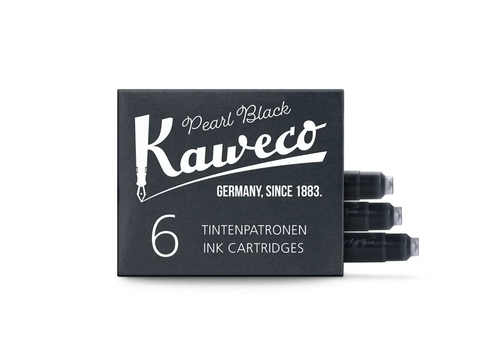 A small retro paper pack of six Kaweco Pearl Black standard international short fountain pen ink cartridges, displayed next to a loose cartridge showing the dense black liquid inside. / Une petite boîte rétro en carton de six cartouches d'encre courtes au format international Kaweco Pearl Black, présentée à côté d'une cartouche individuelle révélant une encre noire intense et profonde.