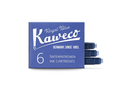 A small retro paper pack of six Kaweco Royal Blue standard international short fountain pen ink cartridges, displayed next to a loose cartridge showing the vibrant blue liquid inside. / Une petite boîte rétro en carton de six cartouches d'encre courtes au format international Kaweco Royal Blue, présentée à côté d'une cartouche individuelle révélant une encre bleu royal éclatante.