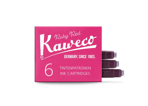 A small retro paper pack of six Kaweco Ruby Red standard international short fountain pen ink cartridges, displayed next to a loose cartridge showing the bright red liquid inside. / Une petite boîte rétro en carton de six cartouches d'encre courtes au format international Kaweco Ruby Red, présentée à côté d'une cartouche individuelle révélant une encre rouge rubis intense et éclatante.
