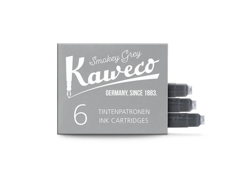 A small retro paper pack of six Kaweco Smoky Grey standard international short fountain pen ink cartridges, displayed next to a loose cartridge showing the refined grey liquid inside. / Une petite boîte rétro en carton de six cartouches d'encre courtes au format international Kaweco Smoky Grey, présentée à côté d'une cartouche individuelle révélant une encre gris fumé élégante.