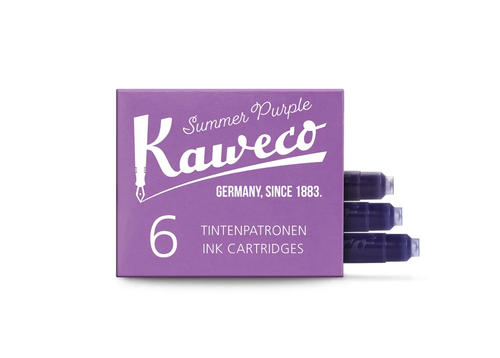 A small retro paper pack of six Kaweco Summer Purple standard international short fountain pen ink cartridges, displayed next to a loose cartridge showing the fragrant violet liquid inside. / Une petite boîte rétro en carton de six cartouches d'encre courtes au format international Kaweco Summer Purple, présentée à côté d'une cartouche individuelle révélant une encre violette rappelant le lilas.