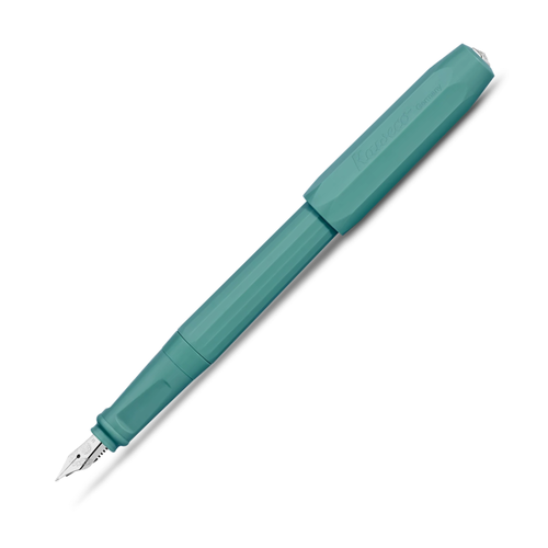 Kaweco PERKEO Breezy Teal fountain pen. Features a lightweight multi-faceted matte plastic body with a soft grey-blue barrel and a contrasting deep teal screw cap, available with a steel fine or medium nib. / Stylo-plume Kaweco PERKEO Breezy Teal. Présente un corps léger à facettes en plastique mat avec un corps bleu-gris doux et un capuchon à vis bleu sarcelle foncé contrasté, disponible avec une plume en acier fine ou moyenne.