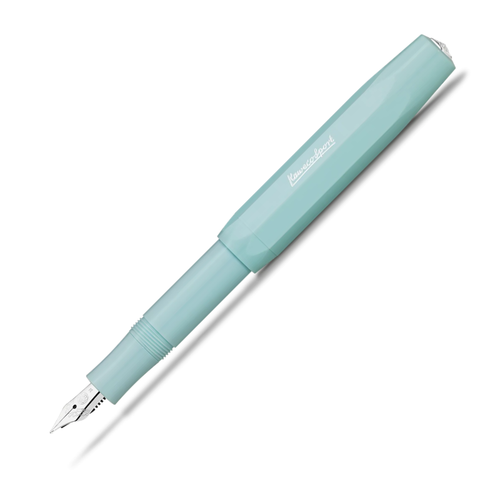 Kaweco SKYLINE SPORT pocket fountain pen in soft pastel mint green. Features a compact octagonal screw cap, a lightweight plastic body, and an engraved silver steel nib, available in extra fine, fine, or medium sizes. / Stylo-plume de poche Kaweco SKYLINE SPORT en vert menthe pastel doux. Présente un capuchon à vis octogonal compact, un corps en plastique léger, et une plume gravée en acier argenté, disponible en taille extra-fine, fine ou moyenne.