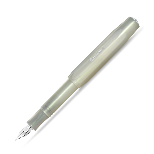 Kaweco LUNAR SPORT pocket fountain pen in luminous light green. Features a compact octagonal cap, an iridescent pearlescent body with subtle bronze highlights, and a polished silver steel nib, available in fine or medium sizes. / Stylo-plume de poche Kaweco LUNAR SPORT de couleur vert clair lumineux. Présente un capuchon octogonal compact, un corps perlé irisé aux reflets bronze subtils, et une plume en acier argenté poli, disponible en taille fine ou moyenne.