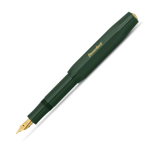Kaweco CLASSIC SPORT pocket fountain pen in high-gloss forest green. Features a compact octagonal screw cap, a lightweight plastic body, and an engraved gold-plated steel nib, available in fine or medium sizes. / Stylo-plume de poche Kaweco CLASSIC SPORT en vert forêt brillant. Présente un capuchon à vis octogonal compact, un corps en informatique léger, et une plume gravée en acier plaqué or, disponible en taille fine ou moyenne.
