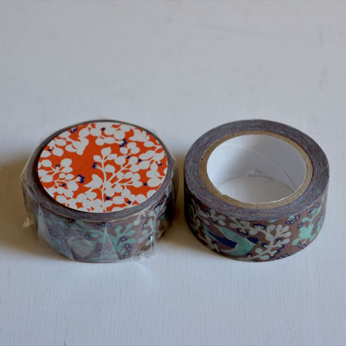 Classiky Dots and Lines washi masking tape in Brown Bird design, 1.8cm wide. Features a sepia-brown repeating pattern of small birds, branches, and berries on a warm cream background. / Ruban de masquage washi Classiky Dots and Lines, motif Brown Bird, 1,8 cm de large. Présente un motif répétitif marron sépia de petits oiseaux, de branches et de baies sur un fond crème chaleureux.