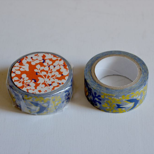 Classiky Dots and Lines washi masking tape in Blue Bird design, 1.8cm wide. Features a repeating pattern of small birds, branches, and berries in a vintage blue color on a cream paper background. / Ruban de masquage washi Classiky Dots and Lines, motif Blue Bird, 1,8 cm de large. Présente un motif répétitif de petits oiseaux, de branches et de baies d'un bleu vintage sur un fond de papier crème.
